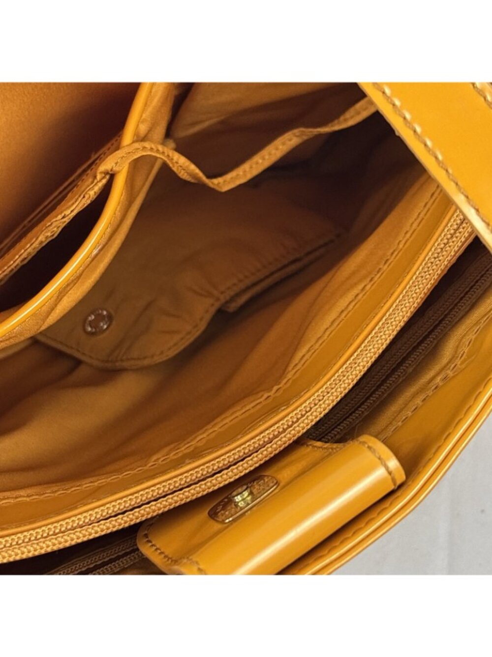 Liz Claiborne Vintage Yellow Gold Patent Leather Large Shoulder Tote & Accessory - Picture 4 of 15